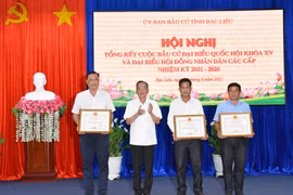 Ông Lữ Văn Hùng, Ủy viên Trung ương Đảng, Bí thư Tỉnh ủy, Trưởng Ban Chỉ đạo công tác bầu cử tỉnh Bạc Liêu tặng Bằng khen cho các tập thể có thành tích xuất sắc trong công tác bầu cử Đại biểu Quốc hội khóa XV và đại biểu HĐND các cấp nhiệm kỳ 2021-2026. (