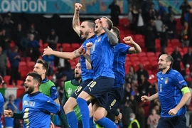 Các tuyển thủ Italy ăn mừng chiến thắng nghẹt thở trước Tây Ban Nha trong trận bán kết EURO 2020 trên sân Wembley (Anh) ngày 6/7/2021. (Ảnh: AFP/TTXVN)