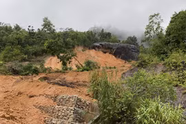 Đèo Khánh Lê, huyện Khánh Vĩnh bị sạt lở, đất đá rơi vãi xuống đường làm giao thông bị ách tắc sáng 11/11. (Ảnh: TTXVN phát)