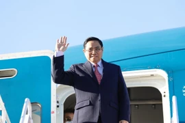 Thủ tướng Chính phủ Phạm Minh Chính rời sân bay Prestwick, Scotland (Vương quốc Anh) bắt đầu chuyến công du Pháp. (Ảnh: Dương Giang/TTXVN)