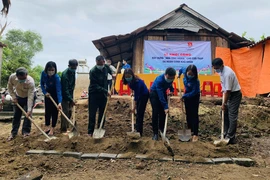 Ban tổ chức Đoàn Thanh niên tỉnh Quảng Trị khởi công xây dựng nhà tình nghĩa cho các cựu Thanh niên xung phong có hoàn cảnh khó khăn. (Ảnh: Hồ Cầu/TTXVN)