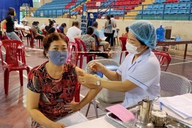 Tiêm vaccine ngừa COVID-19 tại Hải Phòng. (Ảnh: An Đăng/TTXVN)