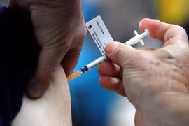 Nhân viên y tế tiêm vaccine ngừa COVID-19 tại Sydney, Australia. (Ảnh: AFP/TTXVN)