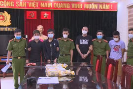 Các đối tượng trong đường dây vận chuyển, mua bán ma túy cùng tang vật vụ án. (Ảnh: Trịnh Duy Hưng/TTXVN)