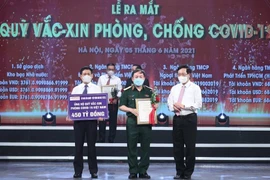 Tập đoàn Công nghiệp -Viễn thông Quân đội Viettel ủng hộ 450 tỷ đồng vào Qũy vaccine phòng COVID-19. (Ảnh: Dương Giang- TTXVN)