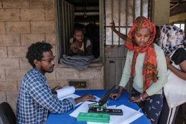 Một nhân viên hoạt động nhân đạo cho LHQ (trái) tại trại tị nạn Mai Aini, Ethiopia. (Ảnh: AFP/TTXVN)