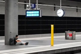 Hành khách bị mắc kẹt tại nhà ga trung tâm Berlin, Đức khi các lái tàu tiến hành đình công khiến hoạt động lưu thông bị đình trệ, ngày 11/8/2021. (Ảnh: THX/TTXVN)
