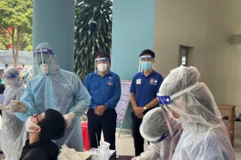 Nhân viên y tế lấy mẫu test nhanh "quét" F0 trên địa bàn thành phố Dĩ An (Bình Dương). (Ảnh: TTXVN phát)