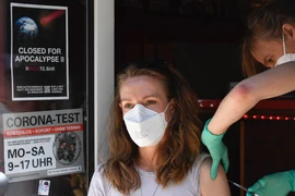 Tiêm chủng vaccine ngừa COVID-19 tại Berlin, Đức, ngày 30/5/2021. (Ảnh: AFP/TTXVN)