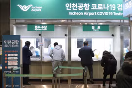 Người dân chờ lấy mẫu xét nghiệm COVID-19 tại Seoul, Hàn Quốc ngày 26/1/2021. (Ảnh: Yonhap/TTXVN)