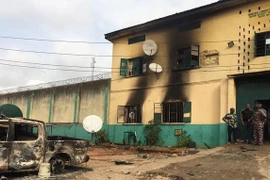 Cảnh đổ nát trước cửa nhà tù ở thành phố Owerri, Nigeria sau vụ đột kích của các tay súng, ngày 6/4/2021. (Ảnh: Premium Times/TTXVN)