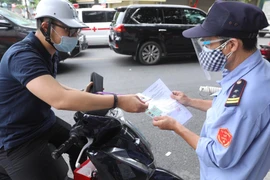 [Video] Người dân Hà Nội ra đường phải xuất trình thêm lịch làm việc