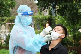 Lấy mẫu xét nghiệm sàng lọc cho người dân xã Cư Êbur, thành phố Buôn Ma Thuột. (Ảnh: Tuấn Anh/TTXVN)