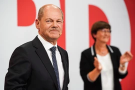 Lãnh đạo đảng Dân chủ Xã hội Đức (SPD) Olaf Scholz (trái) khi kết quả thăm dò sau bầu cử được công bố, ở Berlin, ngày 26/9/2021. (Ảnh: THX/TTXVN)