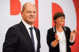 Lãnh đạo đảng Dân chủ Xã hội Đức (SPD) Olaf Scholz (trái) khi kết quả thăm dò sau bầu cử được công bố, ở Berlin, ngày 26/9/2021. (Ảnh: THX/TTXVN)