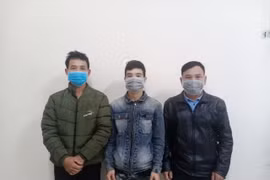 Nhóm đối tượng bị khởi tố vì có hành vi tấn công lực lượng bảo vệ rừng thuộc tổ công tác Trạm thực nghiệm lâm nghiệp Kon Hà Nừng (K'bang, Gia Lai). (Ảnh: TTXVN phát)