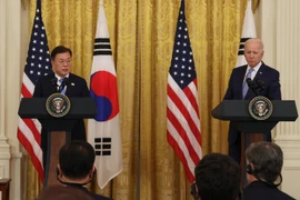 Tổng thống Mỹ Joe Biden (phải) và Tổng thống Hàn Quốc Moon Jae-in (trái) họp báo sau cuộc gặp ở Washington, Mỹ, ngày 21/5/2021. (Ảnh: YONHAP/TTXVN)