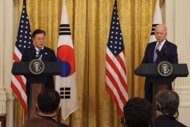 Tổng thống Mỹ Joe Biden (phải) và Tổng thống Hàn Quốc Moon Jae-in (trái) họp báo sau cuộc gặp ở Washington, Mỹ, ngày 21/5/2021. (Ảnh: YONHAP/TTXVN)