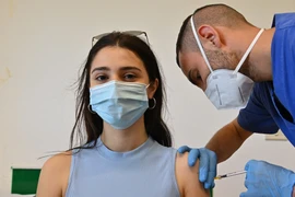 Nhân viên y tế tiêm vaccine phòng COVID-19 cho người dân tại Lampedusa, Italy. (Ảnh: AFP/TTXVN)
