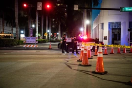 Cảnh sát phong tỏa một tuyến phố để phòng dịch COVID-19 tại Miami Beach, Mỹ, ngày 17/3/2021. (Ảnh: AFP/TTXVN)