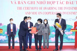 Ông Trần Quốc Văn, Chủ tịch tỉnh Hưng Yên trao quyết định đầu tư nhà máy sữa cho bà Mai Kiều Liên, Tổng Giám đốc Vinamilk kiêm Chủ tịch HĐQT Vilico.