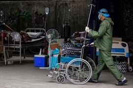 Điều trị cho bệnh nhân nhiễm COVID-19 tại bệnh viện ở Binan, tỉnh Laguna, Philippines. (Ảnh: AFP/TTXVN)