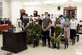 Các bị cáo tại phiên tòa ngày 5/5. (Ảnh: Phạm Kiên/TTXVN)