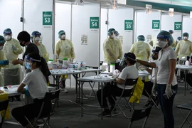 Một điểm xét nghiệm COVID-19 tại Singapore. (Ảnh: AFP/TTXVN)