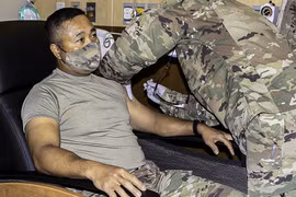 Binh sỹ thuộc Lực lượng Mỹ tại Hàn Quốc (USFK) được tiêm vaccine phòng COVID-19 tại Pyeongtaek, tỉnh Gyeonggi, Hàn Quốc, ngày 29/12/2020. (Ảnh: Yonhap/TTXVN)