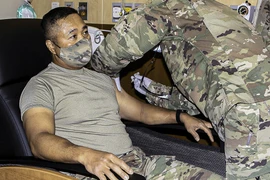 Binh sỹ thuộc Lực lượng Mỹ tại Hàn Quốc (USFK) được tiêm vaccine phòng COVID-19 tại Pyeongtaek, tỉnh Gyeonggi, Hàn Quốc, ngày 29/12/2020. (Ảnh: Yonhap/TTXVN)
