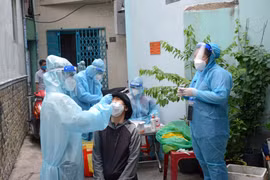 Tổ công tác Học viện Quân y phối hợp cùng địa phương lấy mẫu tầm soát COVID-19 tại phường 9, Quận 8, Tp. Hồ Chí Minh. (Ảnh: Thanh Vũ - TTXVN)