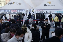 Người dân xếp hàng chờ xét nghiệm COVID-19 tại Seoul, Hàn Quốc, ngày 8/12/2021. (Ảnh: THX/TTXVN)