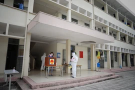 Bầu cử trong khu cách ly tập trung gần 500 người tại Trường Đại học Nông lâm, Bắc Giang. (Ảnh: Danh Lam/TTXVN)