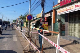 Lực lượng chức năng tỉnh Đồng Nai tiến hành phong tỏa 20 hộ dân sống tại phường Xuân Thanh, thành phố Long Khánh bị phong tỏa 21 ngày do liên quan đến ca nghi nhiễm COVID-19. (Ảnh: Lê Xuân/TTXVN)