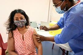 Tiêm vaccine ngừa COVID-19 cho người dân tại Paris, Pháp. (Ảnh: AFP/TTXVN)