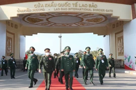 Lãnh đạo Bộ Tư lệnh Bộ đội Biên phòng Việt Nam đón Trung tướng Vongkham Phommakone, Ủy viên Trung ương Đảng, Thứ trưởng Bộ Quốc phòng Lào tại Cửa khẩu quốc tế Lao Bảo. (Ảnh: Trọng Đức/TTXVN)