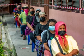 Người dân xếp hàng chờ tiêm vaccine ngừa COVID-19 tại Selangor , Malaysia, ngày 25/7/2021. (Ảnh: THX/TTXVN)