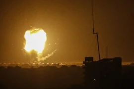 Khói lửa bốc lên trong vụ nổ ở miền Nam Dải Gaza, sau đợt oanh kích của quân đội Israel ngày 17/4/2021. (Ảnh: AFP/TTXVN)