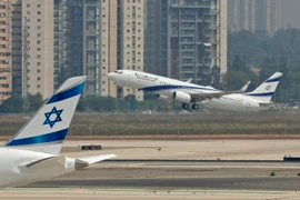 Máy bay của hãng hàng không quốc gia Israel (EL AL Airlines) cất cánh tại sân bay Ben Gurion gần thành phố Tel Aviv. (Ảnh: AFP/TTXVN)
