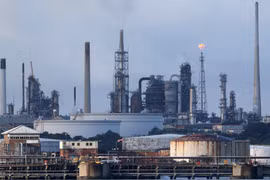 Cơ sở lọc dầu Esso ở Fawley, gần Southampton, Anh ngày 4/10/2021. (Ảnh: AFP/TTXVN)