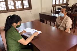 Một đối tượng trong đường dây cá độ bóng đá tại cơ quan điều tra. (Ảnh: TTXVN phát)