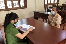 Một đối tượng trong đường dây cá độ bóng đá tại cơ quan điều tra. (Ảnh: TTXVN phát)