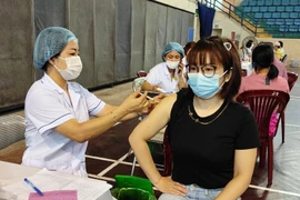 Tiêm vaccine ngừa COVID-19 cho người dân tại Hải Phòng. (Ảnh: An Đăng/TTXVN)