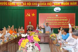 Các đại biểu biểu quyết thống nhất về dự kiến số lượng, cơ cấu, thành phần người ứng cử. (Ảnh: Phúc Sơn/TTXVN)