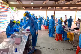 Xét nghiệm test nhanh cho công nhân Khu công nghiệp Hòa Phú, Vĩnh Long. (Ảnh minh họa: Lê Thúy Hằng/TTXVN)