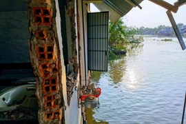 Hiện trường vụ sạt lở trên sông Trà Nóc ngày 25/2. (Ảnh: Thanh Liêm/TTXVN)