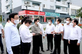 Thủ tướng Phạm Minh Chính (giữa) kiểm tra tại khu cách ly Ký túc xá Đại học quốc gia Thành phố Hồ Chí Minh. (Ảnh: Thành Chung/TTXVN)