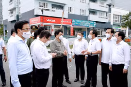 Thủ tướng Phạm Minh Chính (giữa) kiểm tra tại khu cách ly Ký túc xá Đại học quốc gia Thành phố Hồ Chí Minh. (Ảnh: Thành Chung/TTXVN)