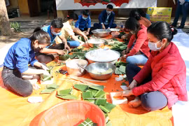 Các tình nguyện viên gói bánh chưng gửi cho những người trong khu cách ly ở Hải Dương. (Ảnh: Mạnh Tú/TTXVN)