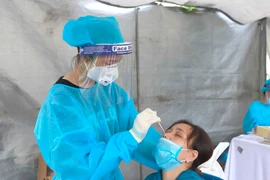 Các doanh nghiệp tại Bình Dương sẽ chủ động xét nghiệm COVID-19 cho người lao động. (Ảnh minh họa: Hoàng Hùng/TTXVN)